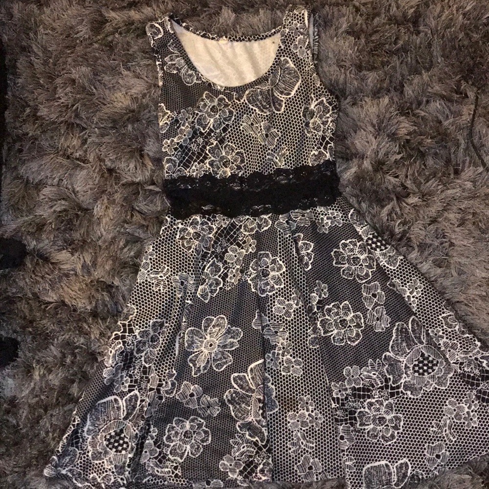 B&W dress with lace on the waist /stomach area